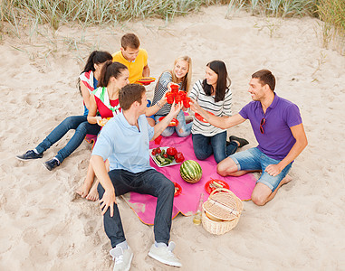 一群朋友在海滩上庆祝生日 户外 快乐的 快乐 食物图片