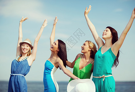 女孩们举手看着大海 连衣裙 派对 青少年 美丽的 乐趣 幸福图片