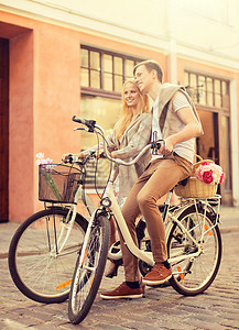 城里有骑自行车的夫妇 乐趣 浪漫的 男朋友 复古的 街道图片
