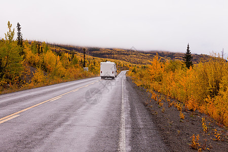 Campervan驾驶的秋季秋秋秋秋秋秋 东加拿大育空高速公路图片