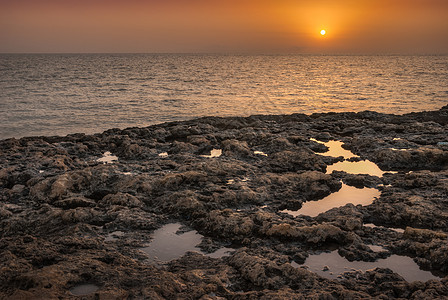 日落在海面上 日出 自然 地中海 海景 石头 支撑图片