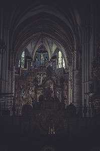 托莱多大教堂内 有巨大的拱门和雕刻图片