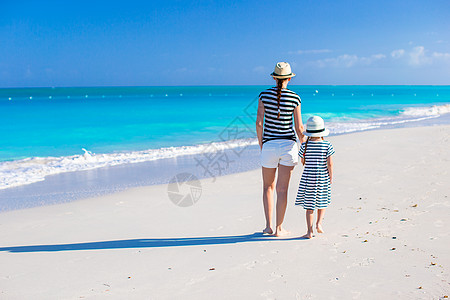 在Caribbean海滩看到年轻母亲和小女儿的背影 假期 孩子图片