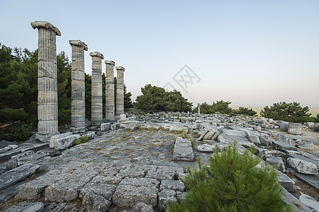 普里埃内柱 考古学 老的 建筑学 著名的地方 塞尔丘克 火鸡 旅行地点 假期背景图片