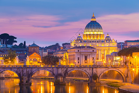 在意大利罗马圣彼得大教堂的查看 罗马的 黄昏图片