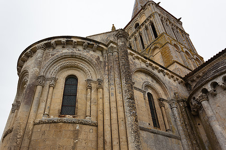 教堂的近距离腹部和塔视角图片
