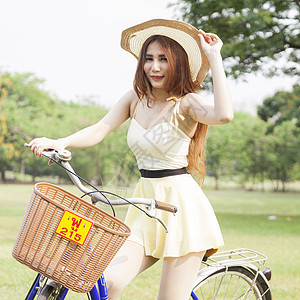女人骑自行车 自然 美丽 美丽的 女士 健康 公园图片