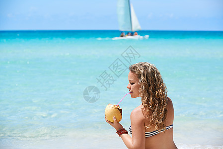 在古巴海滩喝鸡尾酒 放松的女人肖像 假期 成人图片