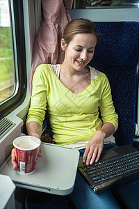 乘火车旅行的年轻妇女 音乐 女士 商业 坐着 运动图片