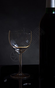 深底的葡萄酒瓶和碎玻璃 锋利的 饮料 黑暗的 喝 事故图片