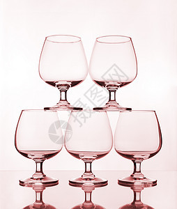 空葡萄酒堆叠 水 透明的 干净的 桌子 瓶子 眼镜图片