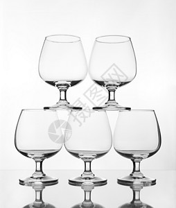空葡萄酒堆叠 玻璃 水 派对 杯子 鸡尾酒 桌子 反射图片