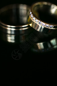 结婚日细节 - 两个可爱的金婚戒指 庆典 妻子图片