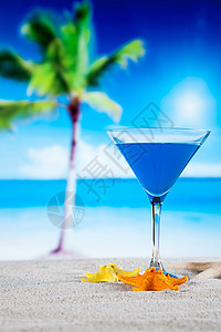 海滩上的热带饮料 鸡尾酒 岛 喝 蓝色的 异国情调图片