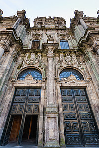 圣地亚哥-德孔波斯特拉教堂北门双门入口图片