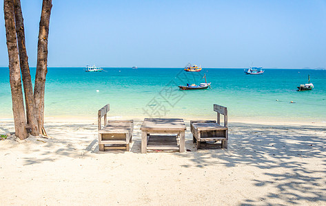 海滩上的空木桌 旅行 假期 水 港口 天空 自然 海岸图片