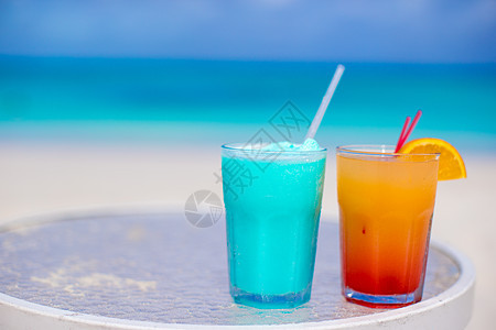 在白沙滩上贴上美味的鸡尾酒 夏天 蓝色的 水 酸橙图片