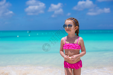 暑假时在沙滩的太阳镜上 可爱的小女孩 周末背景图片