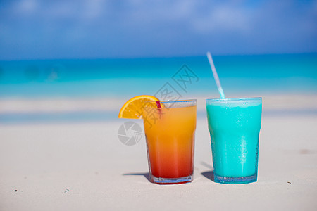 在白沙滩上 紧贴蓝色的库拉索和芒果鸡尾酒 甜的图片