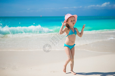 可爱的小女孩在海边戴帽子 在卡利比恩度假期间 夏天 旅行图片