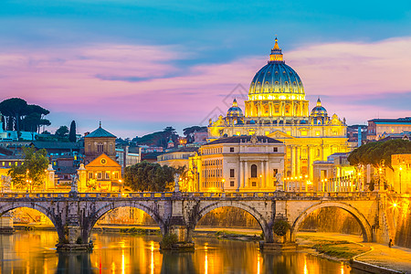 在意大利罗马圣彼得大教堂的查看 梵蒂冈城 黄昏 桥图片
