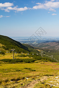 夏季在山上可以看到 蓝色天空背景的滑雪升起 植物群 高地图片