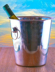 酒在水桶里 浪漫的 庆典 喝 葡萄酒 饮料 金子 寒冷的图片