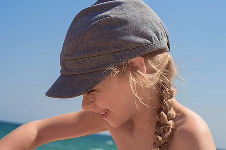 戴尼姆帽可爱的小女孩 帽子 自然 微笑 孩子们 夏天图片
