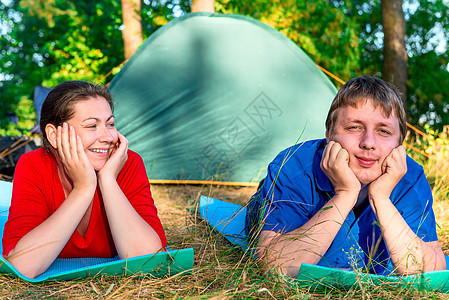 幸福的情侣在公园中露营节图片