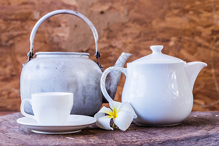 白色杯子和白茶壶 放在木本底 清爽 中国 茶点图片