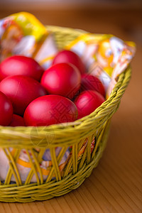 红复活节鸡蛋 食物 快乐的 篮子 美丽的 季节图片