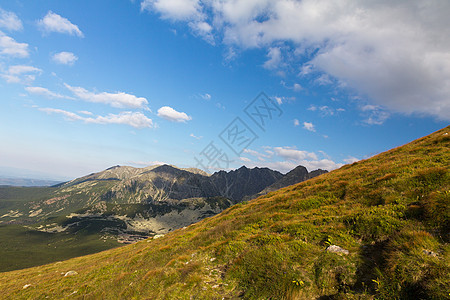 夏月在山上 蓝天空中云彩 寒冷 岩石 顶峰图片