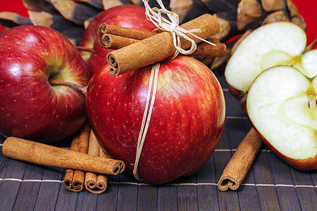 红苹果和肉桂棒 小吃 芳香 吃 季节 香料 香气 静物图片