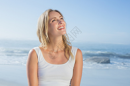 美丽美丽的金发快乐金发美女 在海滩上摆姿势 假期 快乐的图片