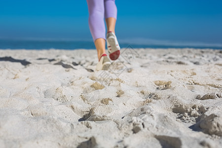 运动的女性脚踏在沙滩上慢跑 紫色的 假期 水 锻炼图片