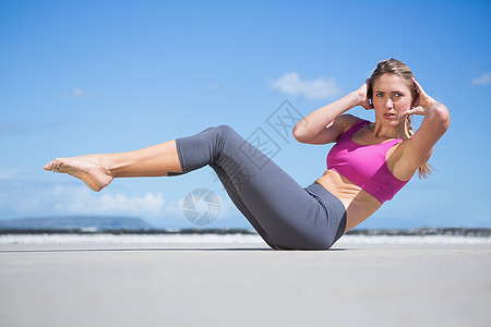在沙滩上做瑜伽的金发美女 假期 闲暇 金发女郎 锻炼图片