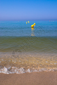 海滩边缘海浪和浮标图片