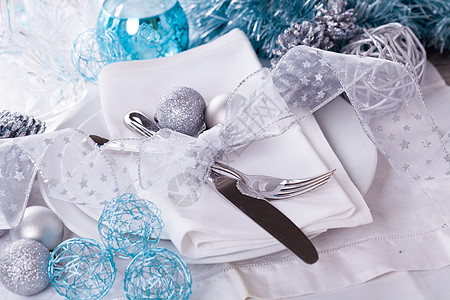 时尚的蓝色和银色圣诞餐桌 环境 装饰风格 装饰品 蓝色的图片