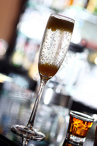 鸡尾酒在酒吧的香槟杯里 水 清爽 伏特加酒 豪饮图片