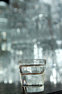 伏特加在酒吧的玻璃杯里 饮料 庆典 现代的 甜的 液体图片