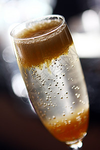 鸡尾酒在酒吧的香槟杯里 杜松子酒 科涅克白兰地 水 寒冷的 派对图片