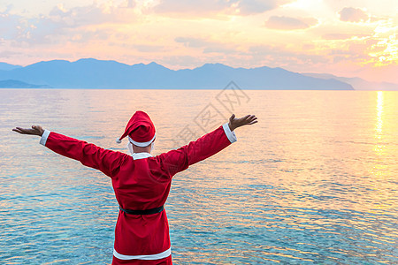 圣诞老人敬佩海面的美丽日出图片