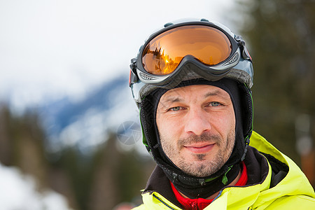 男性滑雪者的肖像图片