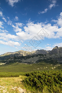 夏月在山上 蓝天空中云彩 蓝色的 旅游图片