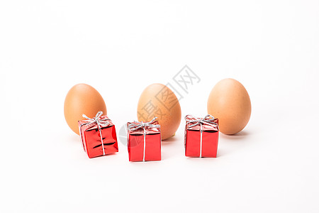 圣诞鸡蛋 展示 自然 免费范围 圣诞老人 帽 红色的 白色的背景图片