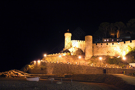 夜间西班牙海岸城堡图片