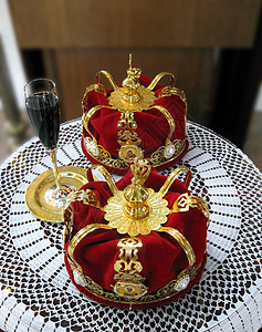 金皇冠和一杯红酒 用于正统婚礼 传统 信仰 假期图片