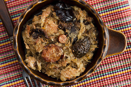 带有蘑菇和李子的传统抛光酸油 bigos 食物 可口图片