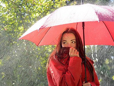 在雨中梦幻的女人图片