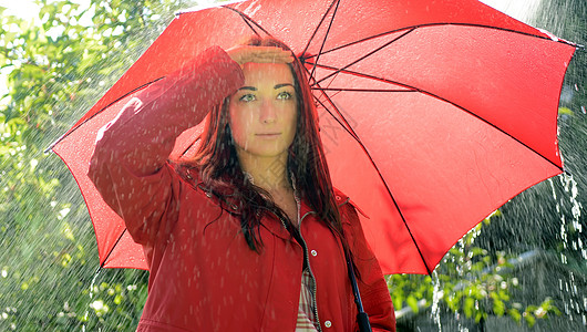 女人在寻找雨水图片